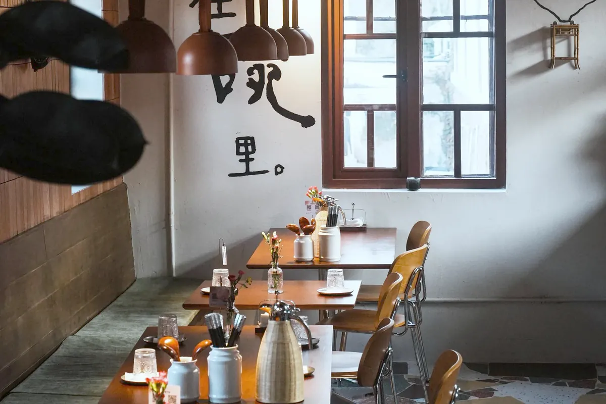 Sala di un ristorante moderno, accogliente e luminosa